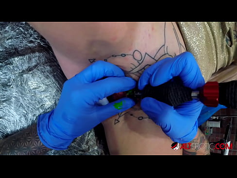 ❤️ Estremamente tatuato hottie Sully Savage ottenuto un tatuaggio sul suo clitoride ❤ Porno analeal it.assistentai.ru ❌️